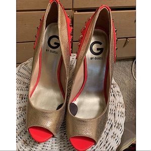 G by Guess Metallic Gold/Coral Peep Toe Pump heels